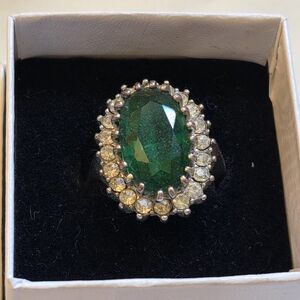 Elegant Green and Gold Gemstone Ring